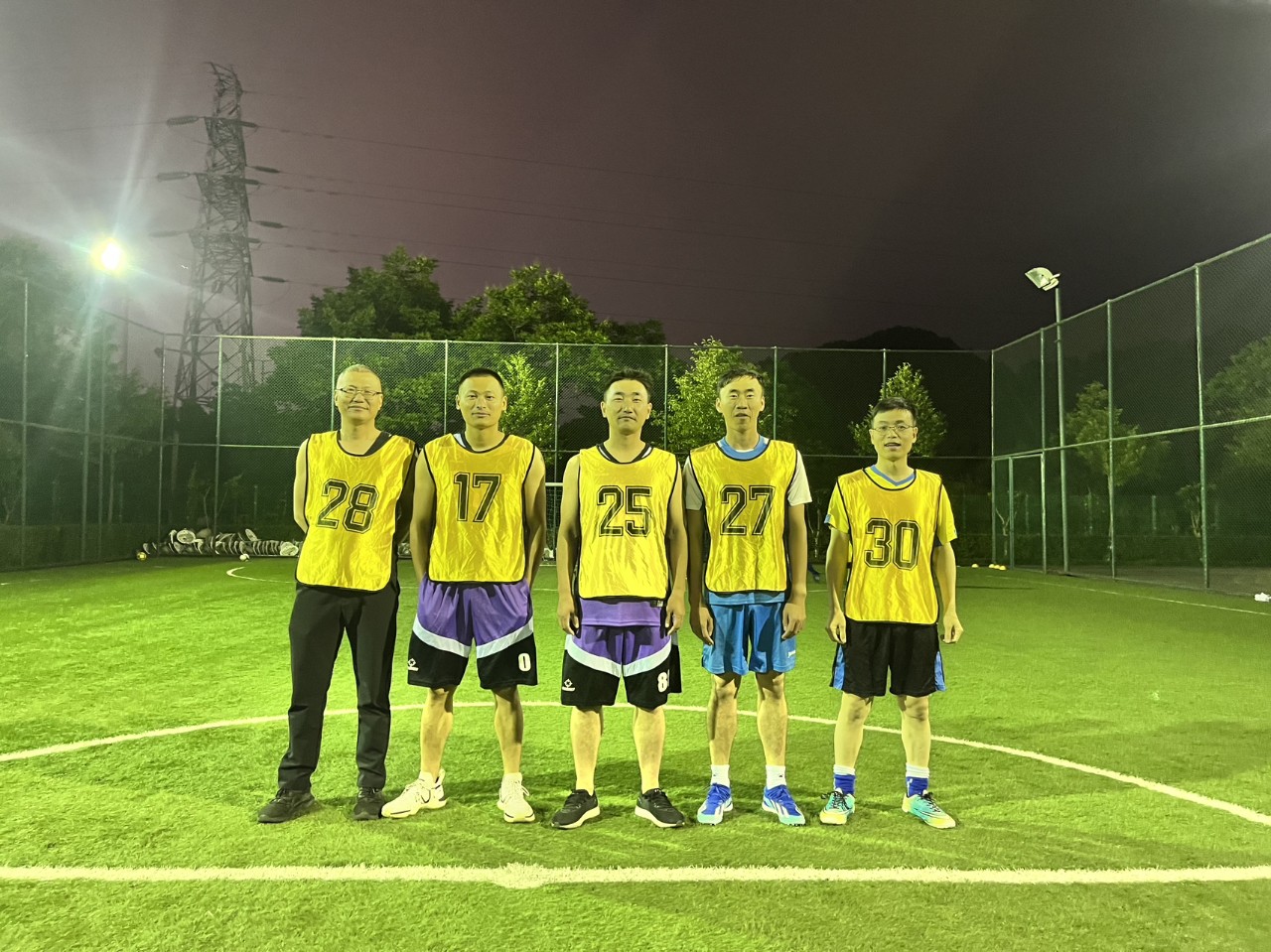 足球比赛中球员展现团队协作精神